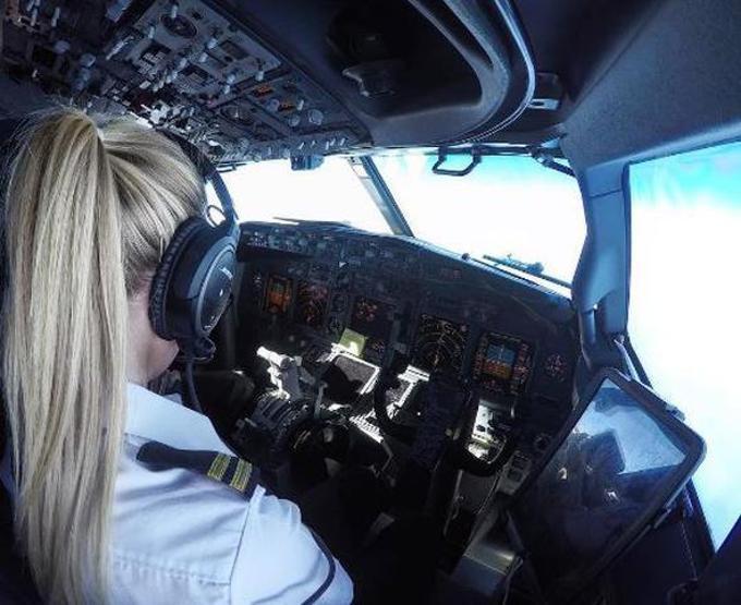İsveçin kadın pilotu sosyal medya fenomeni oldu