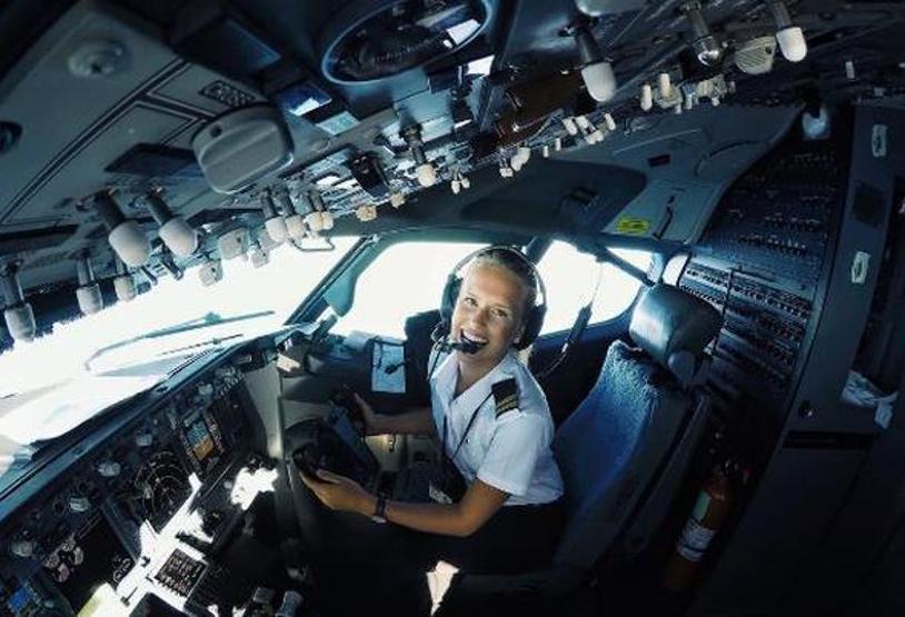 İsveçin kadın pilotu sosyal medya fenomeni oldu