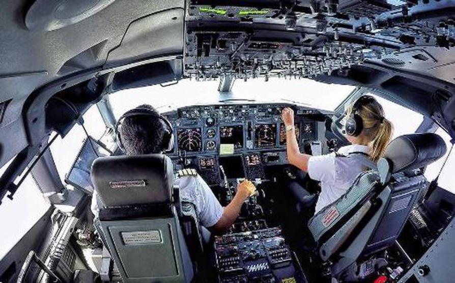 İsveçin kadın pilotu sosyal medya fenomeni oldu