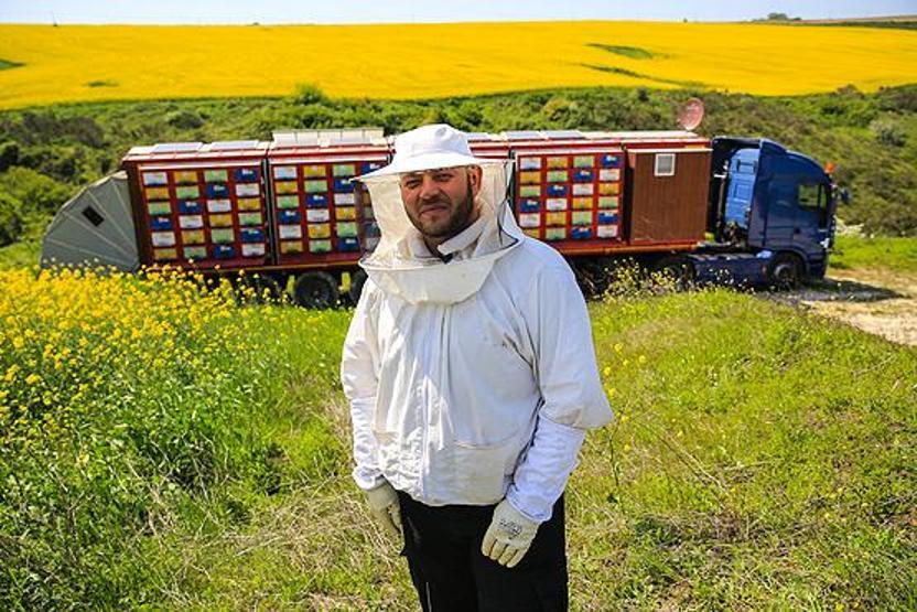 Tırıyla tepe bucak gezerek doğal bal üretiyor