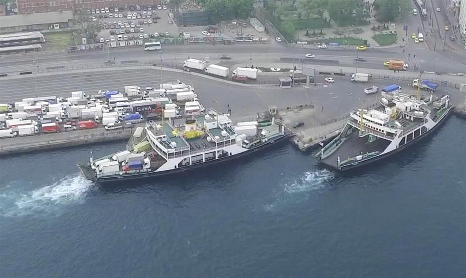 Kamyonlar 3. köprüden 200 liraya geçmek yerine 17 lira olan arabalı vapura yöneldi