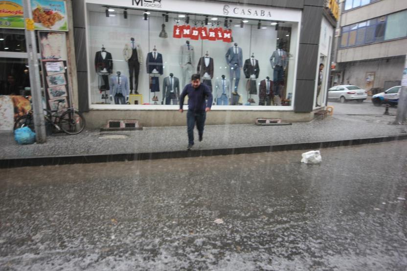 Ağrıya dolu yağdı
