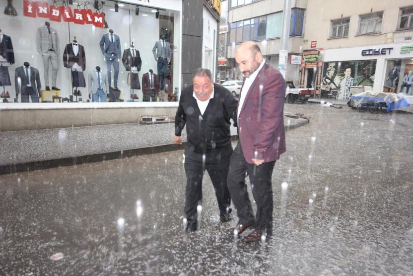 Ağrıya dolu yağdı