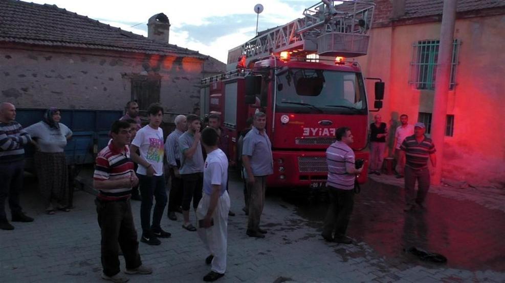 Televizyon bomba gibi patladı, 2 ev kül oldu