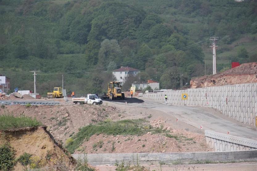Bozuk olan hastane yoluna geçici asfalt döküldü