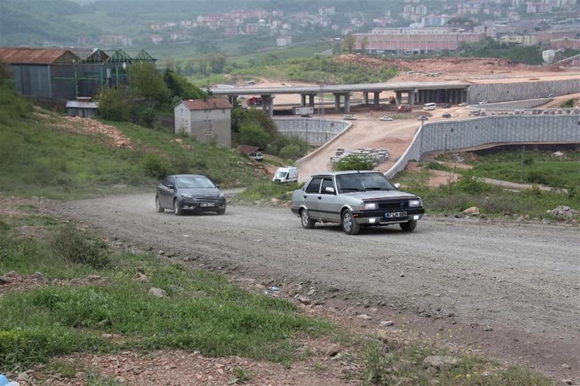 Bozuk olan hastane yoluna geçici asfalt döküldü