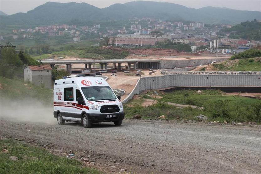 Bozuk olan hastane yoluna geçici asfalt döküldü