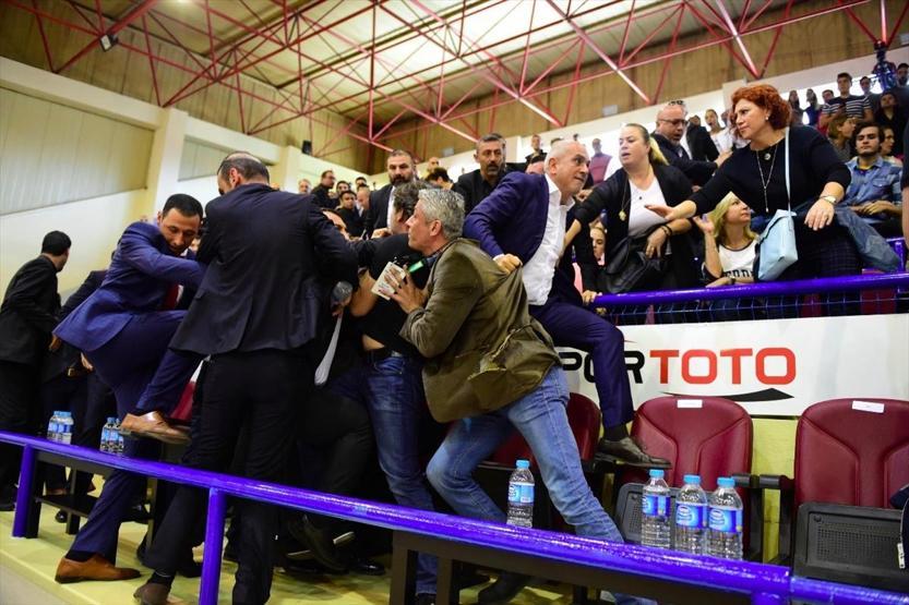Aziz Yıldırım rakip takım başkanına yumruk attı