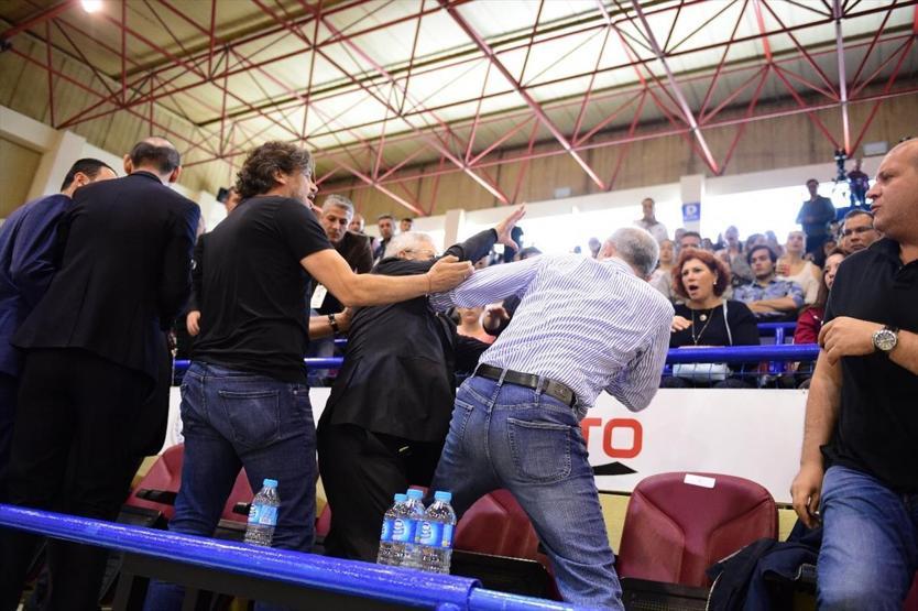 Aziz Yıldırım rakip takım başkanına yumruk attı