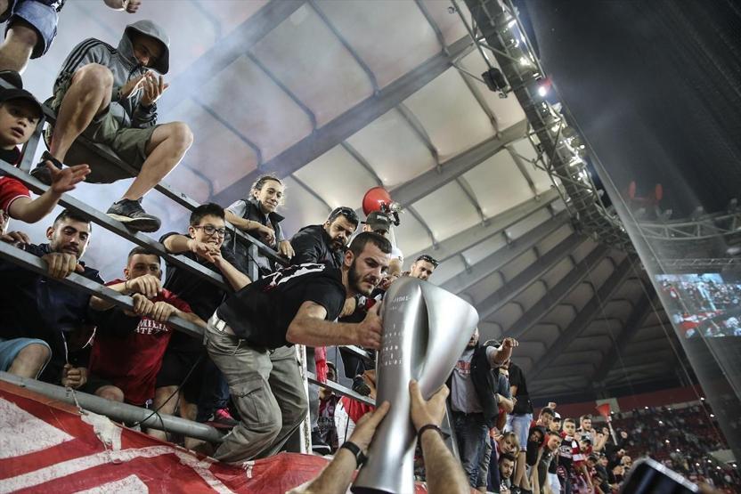 Olympiakos arka arkaya yedinci şampiyonluğu çılgınlar gibi kutladı