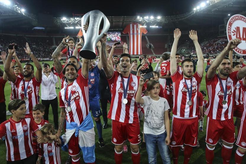 Olympiakos arka arkaya yedinci şampiyonluğu çılgınlar gibi kutladı