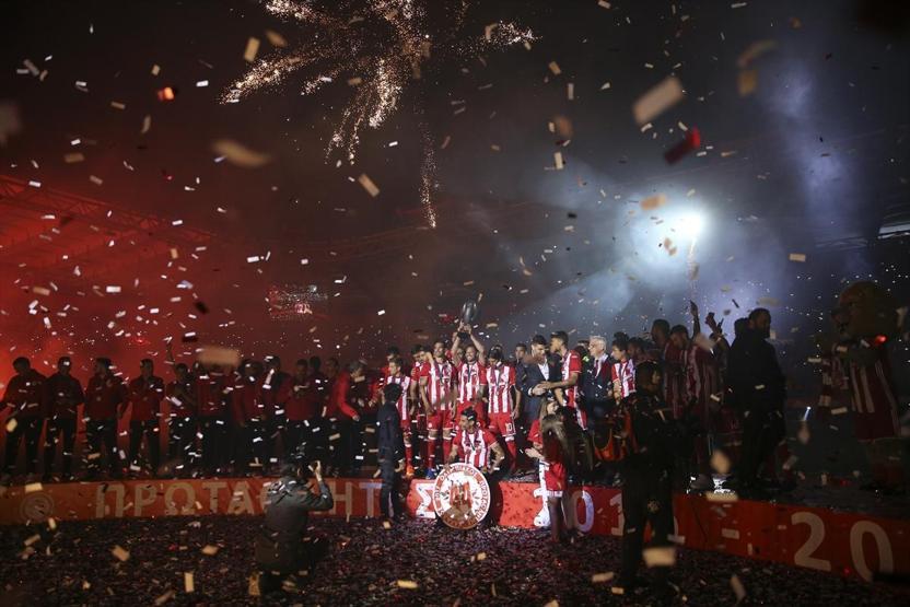 Olympiakos arka arkaya yedinci şampiyonluğu çılgınlar gibi kutladı