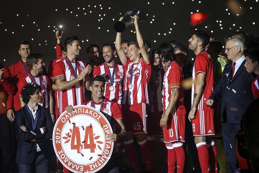 Olympiakos arka arkaya yedinci şampiyonluğu çılgınlar gibi kutladı