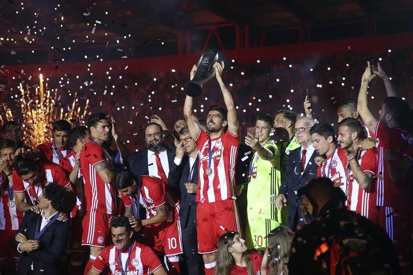 Olympiakos arka arkaya yedinci şampiyonluğu çılgınlar gibi kutladı