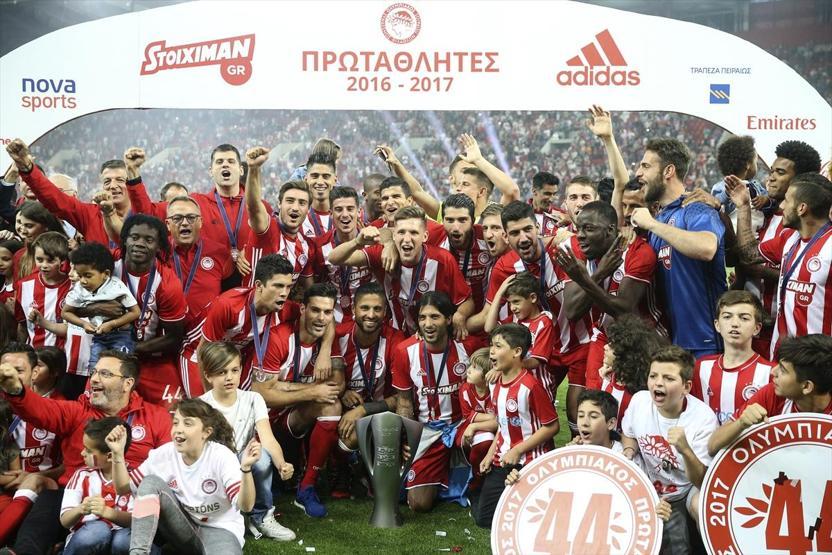 Olympiakos arka arkaya yedinci şampiyonluğu çılgınlar gibi kutladı