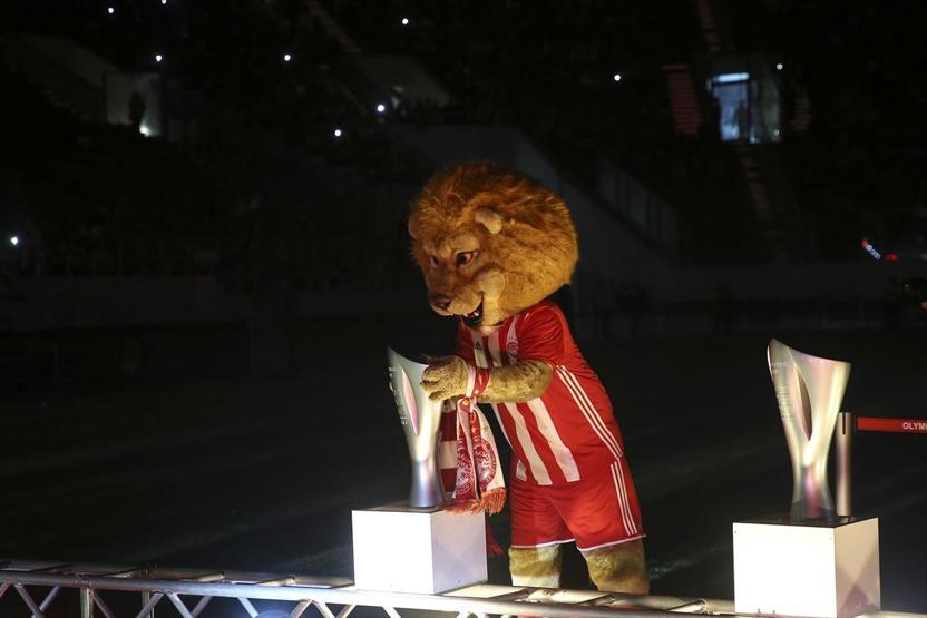 Olympiakos arka arkaya yedinci şampiyonluğu çılgınlar gibi kutladı