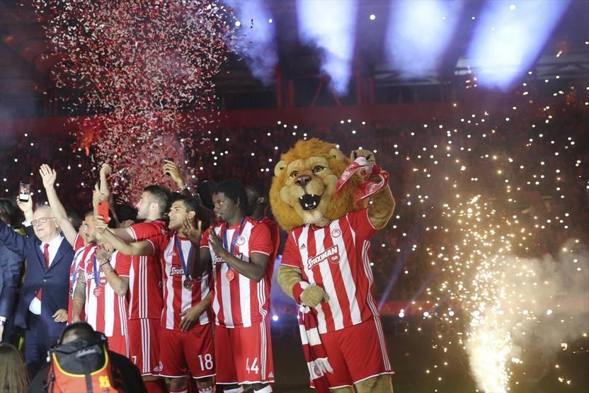 Olympiakos arka arkaya yedinci şampiyonluğu çılgınlar gibi kutladı