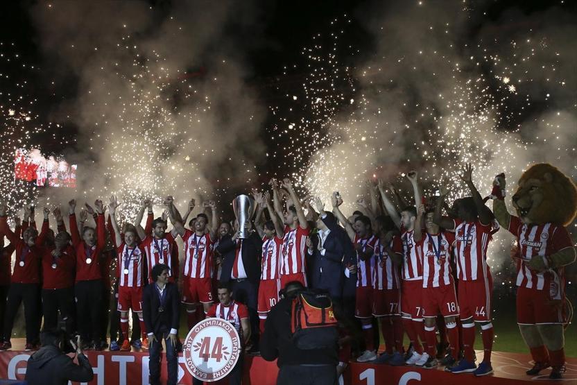 Olympiakos arka arkaya yedinci şampiyonluğu çılgınlar gibi kutladı