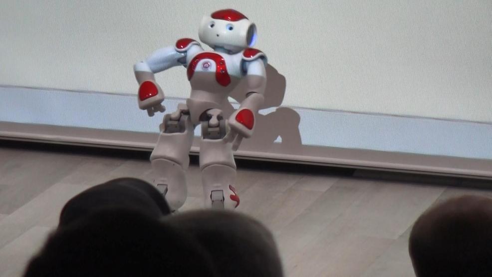 Gösteri yapan insansı robot bayıldı