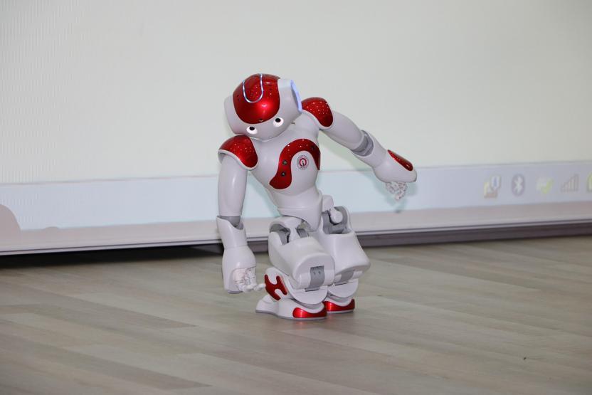Gösteri yapan insansı robot bayıldı
