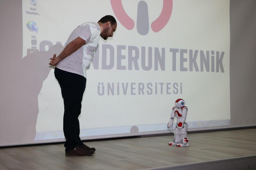 Gösteri yapan insansı robot bayıldı