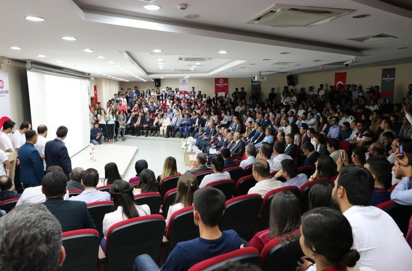 Gösteri yapan insansı robot bayıldı