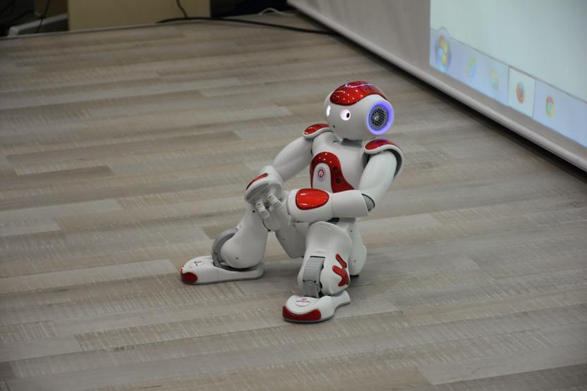 Gösteri yapan insansı robot bayıldı