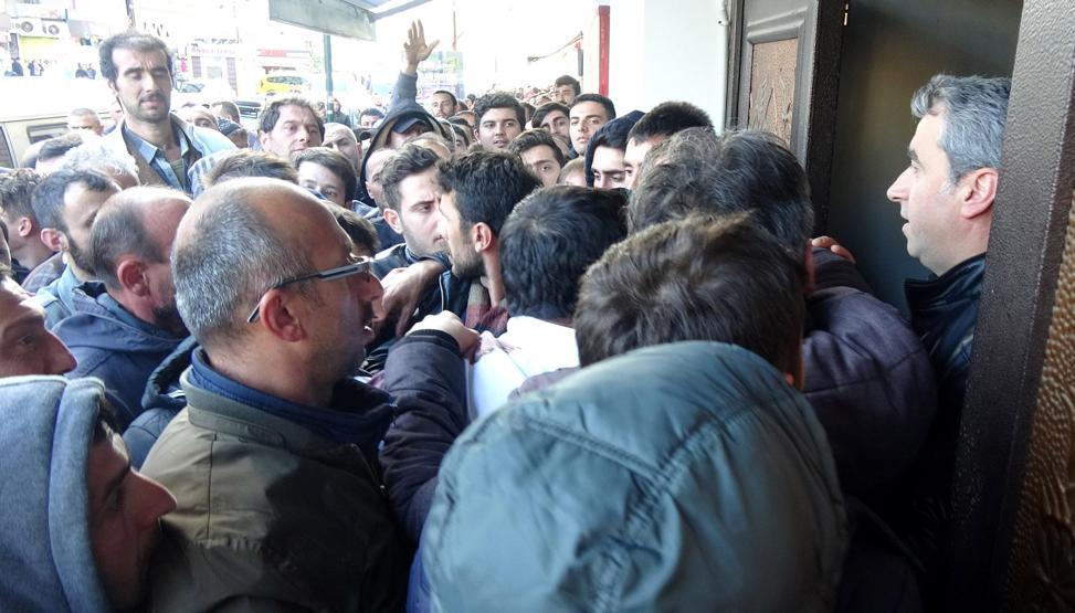 Geceden sıraya girdiler, sabah kapılar açılınca birbirleriyle yarıştılar