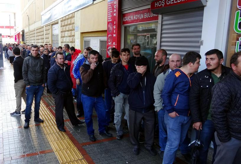 Geceden sıraya girdiler, sabah kapılar açılınca birbirleriyle yarıştılar