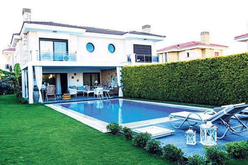 Yüksel Ak Çeşmedeki evinin kapılarını açtı