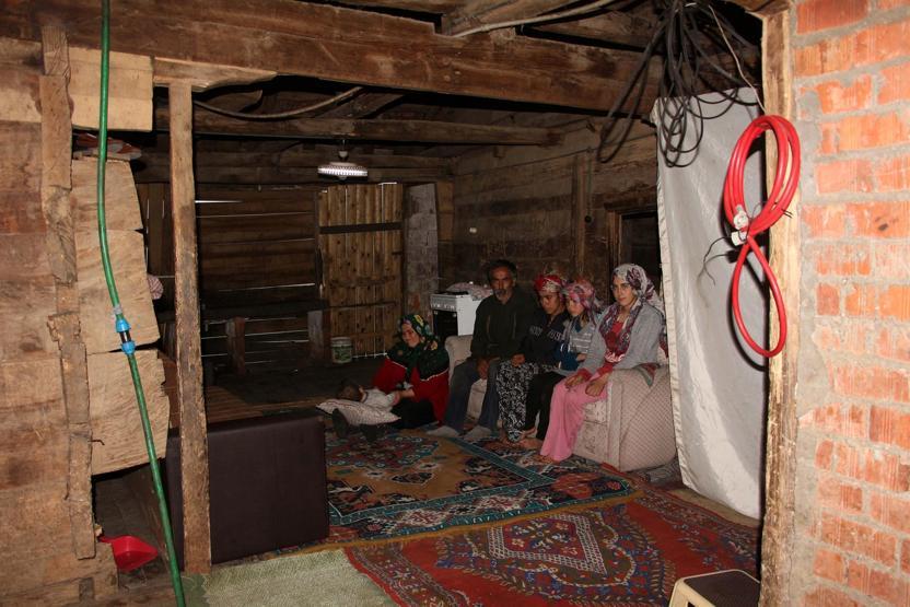 Yıkılmak üzere olan evde yaşam mücadelesi