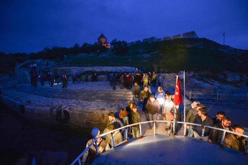 Akdamar Adasında 10 dilli konser verildi