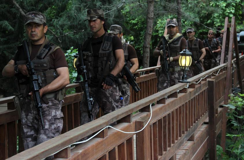 Emniyet Müdürü Özel Harekat üniforması giydi, bizzat yönetti