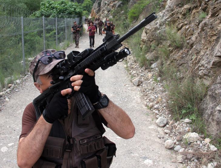 Emniyet Müdürü Özel Harekat üniforması giydi, bizzat yönetti