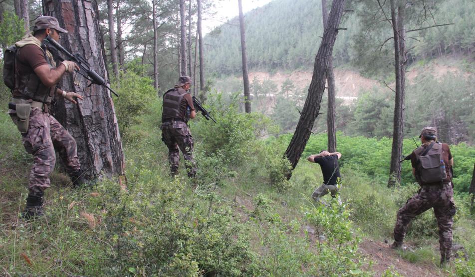 Emniyet Müdürü Özel Harekat üniforması giydi, bizzat yönetti