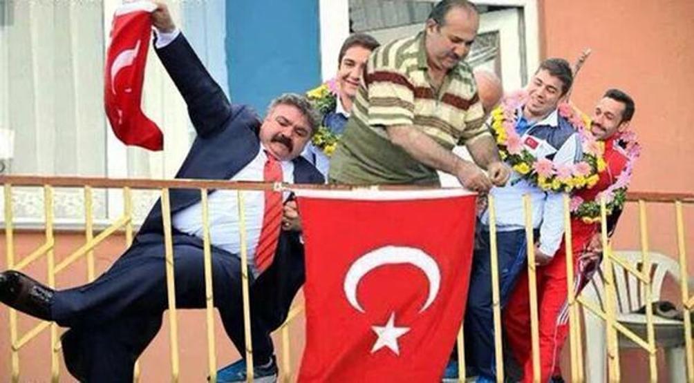 Bayrak asan dayı yine balkonda...