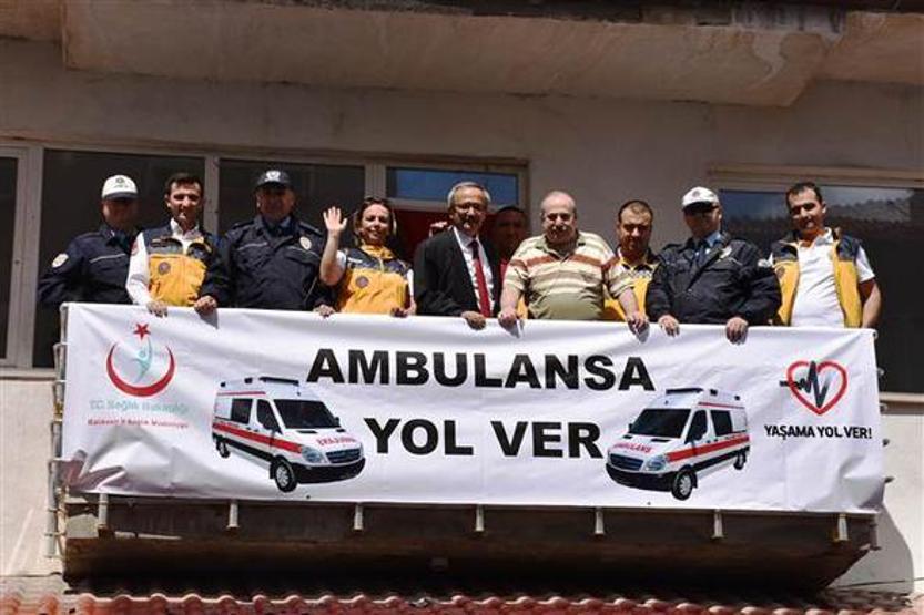 Bayrak asan dayı yine balkonda...