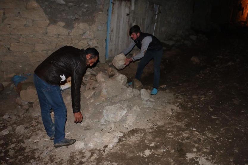 Erzurumlular 4.7lik deprem sonrası evlerine girmeye korktu