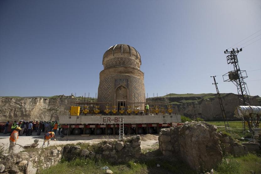 Tarihi türbe böyle taşınıyor