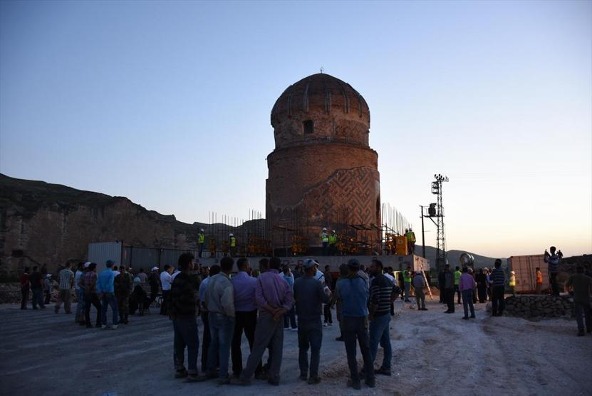 Tarihi türbe böyle taşınıyor
