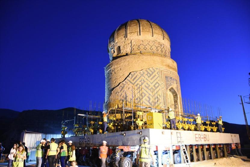 Tarihi türbe böyle taşınıyor