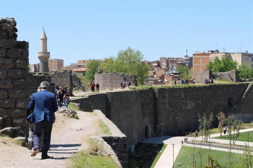 Diyarbakır surlarında selfie yasağı