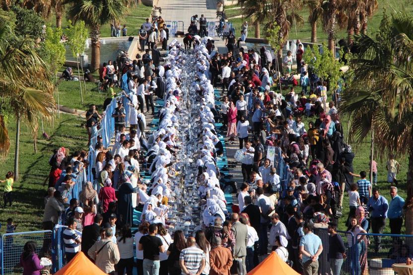 400 kadınla çiğ köfte yoğurma rekoru