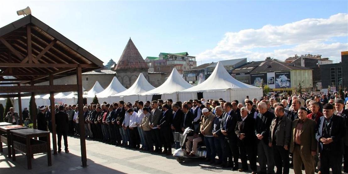Erzurumlular İbrahim Erkal için gıyabi cenaze namazı kıldı
