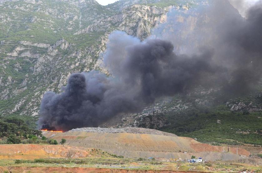 Manisada şehir çöplüğündeki yangın korkuttu