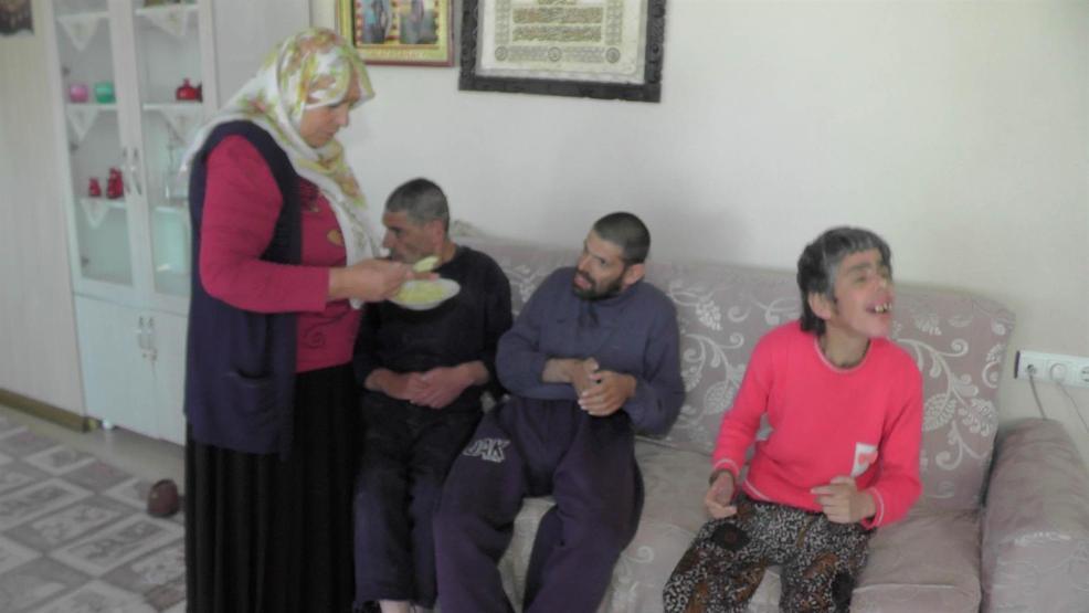 3 engelli çocuğuna bakan anne, Yılın annesi seçildi