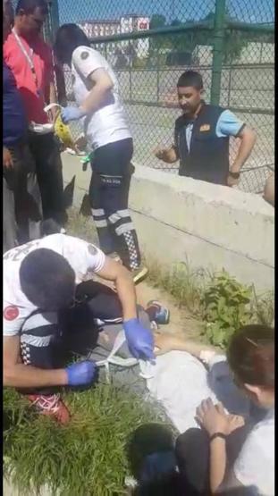 Bacağına tel örgüsü saplandı