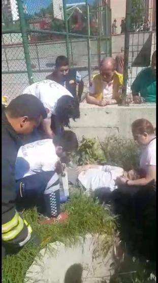 Bacağına tel örgüsü saplandı