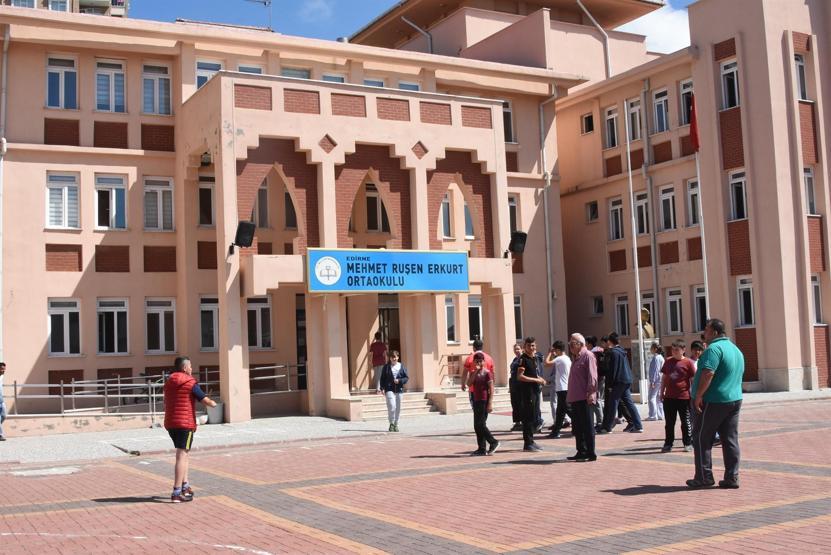 Bacağına tel örgüsü saplandı