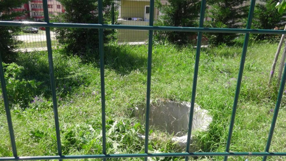 Bacağına tel örgüsü saplandı